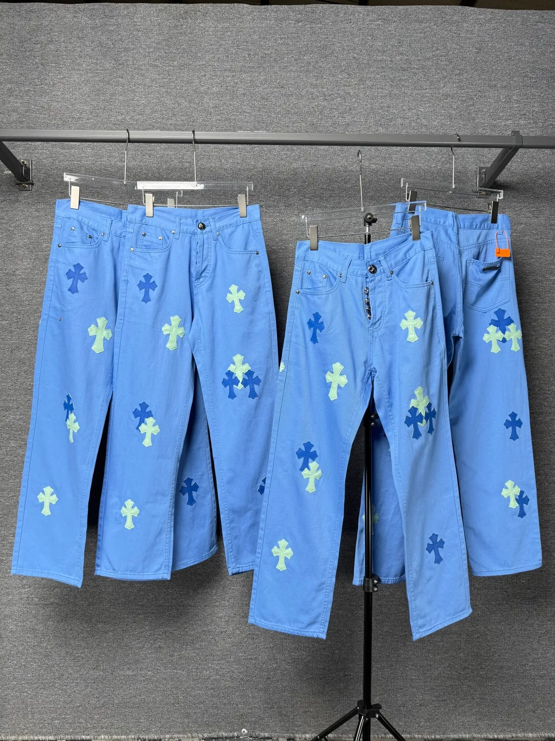 P270 💰 (Top version) CHROME HEARTS 25ss dopamine light blue cross-over leather washed jeans - Full of exploring the ultimate in fashion, Chrome Hearts' new Chrome Hearts pants not only present a unique style, the fresh ice blue color looks particularly youthful and energetic. The mid-high waist design is paired with a lazy and casual style, which not only shows long legs but also maintains a casual feel. It is a must-have fashion choice for trendy men and trendy women. Color: Dopamine light blue Size: 28-30-32-34 (corresponds to S-M-L-XL)